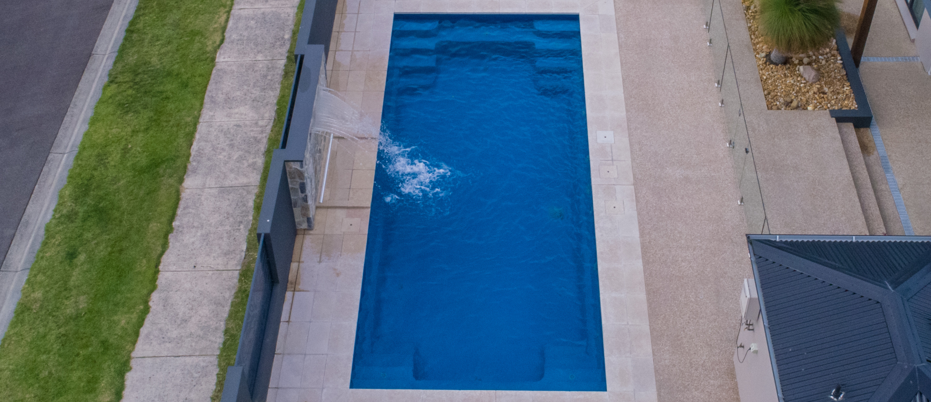 Compass-Pools-Australia_Contemporary-pool-with-water-wall-from-above