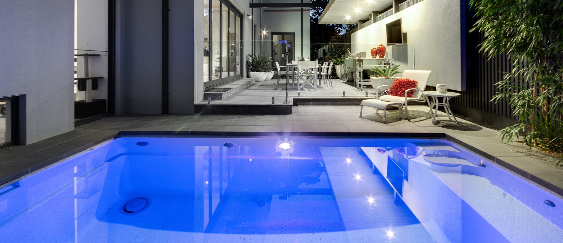 Compass-Pools-Australia_Plunge-Courtyard_Beautiful-pool-design-idea-for-small-backyard