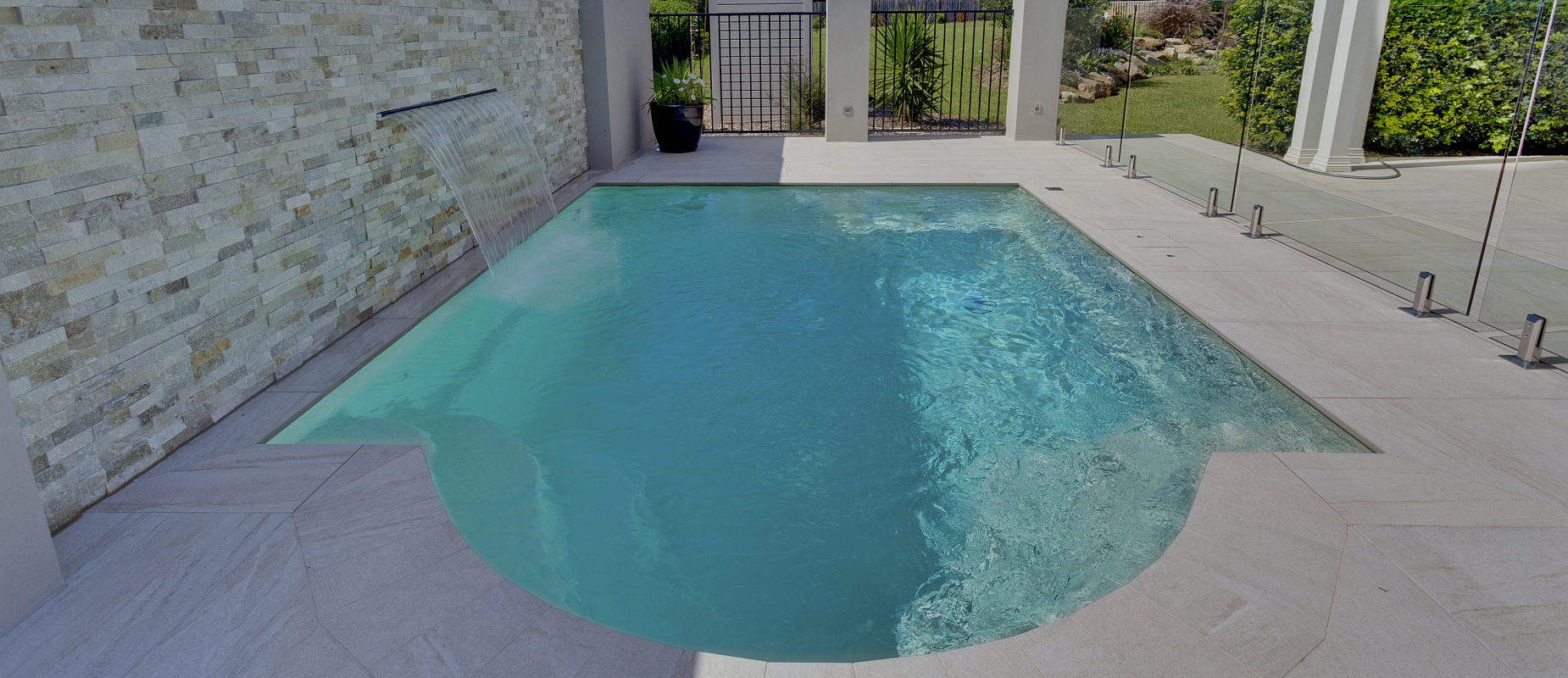 Compass-Pools-Australia_Plunge-Courtyard_Fibreglass-pool-with-water-wall