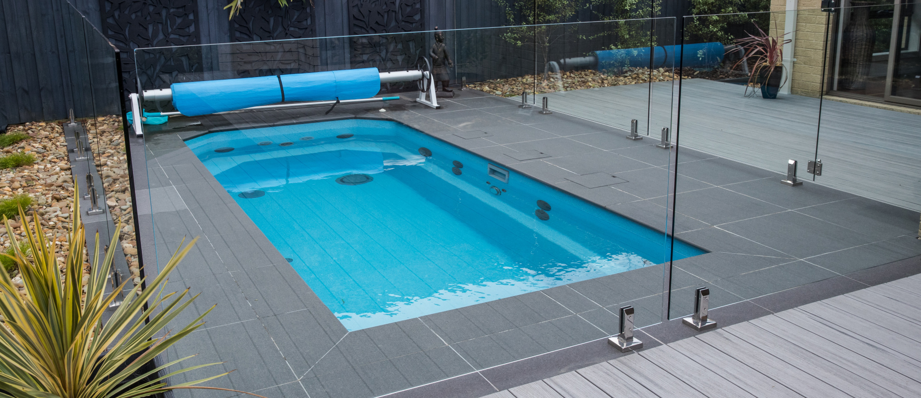Compass-Pools-Australia_Plunge-Courtyard_Intelligent-pool-with-tiled-around