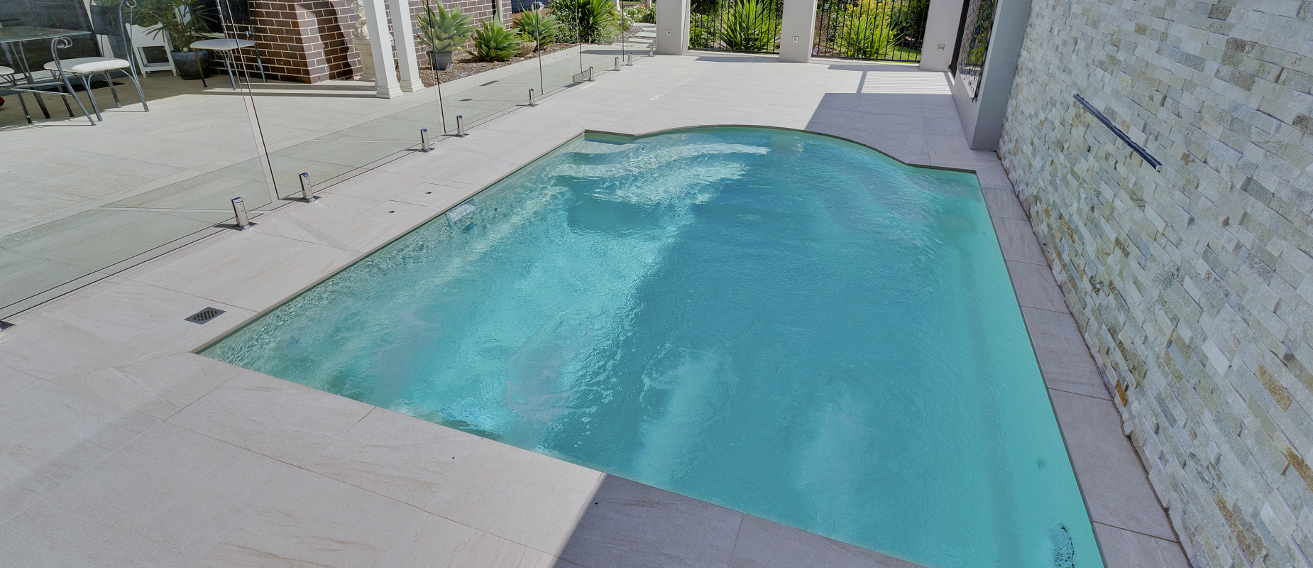 Compass-Pools-Australia_Plunge-Courtyard_Small-pool-with-water-wall