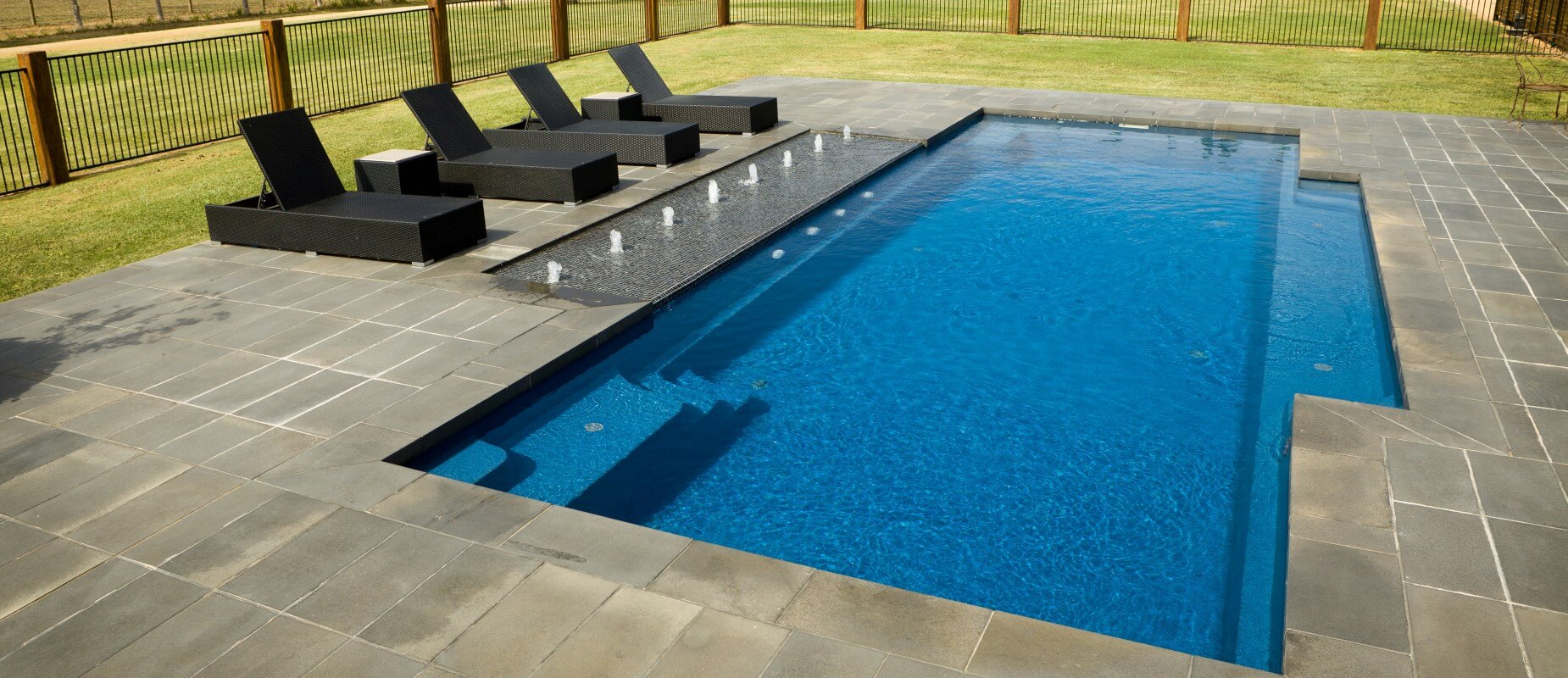 002-Compass-Pools-Australia_Vogue-smart-self-cleaning-family-pool-sunpod-water-feature