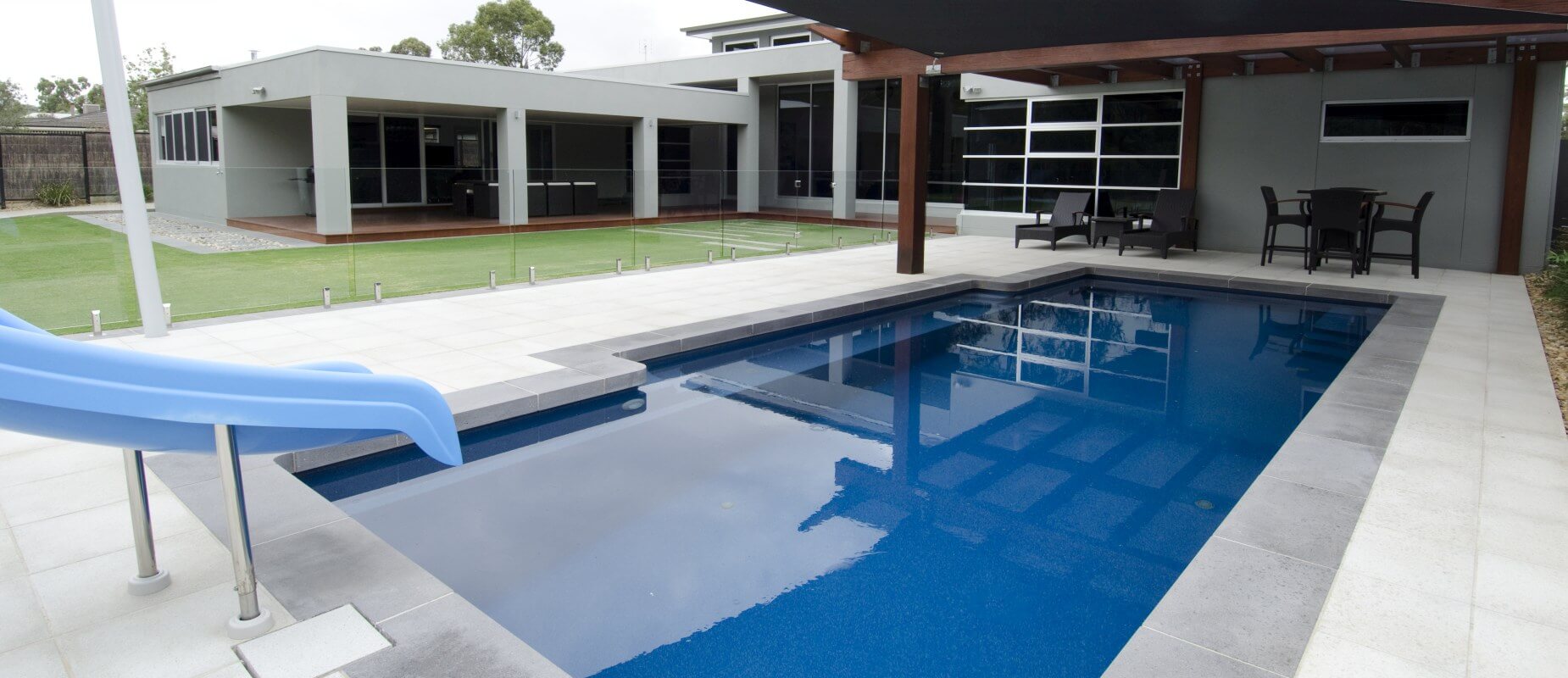 007-Compass-Pools-Australia_Intelligent-Vogue-swimming-pool-with-self-cleaning-and-glass-fencing